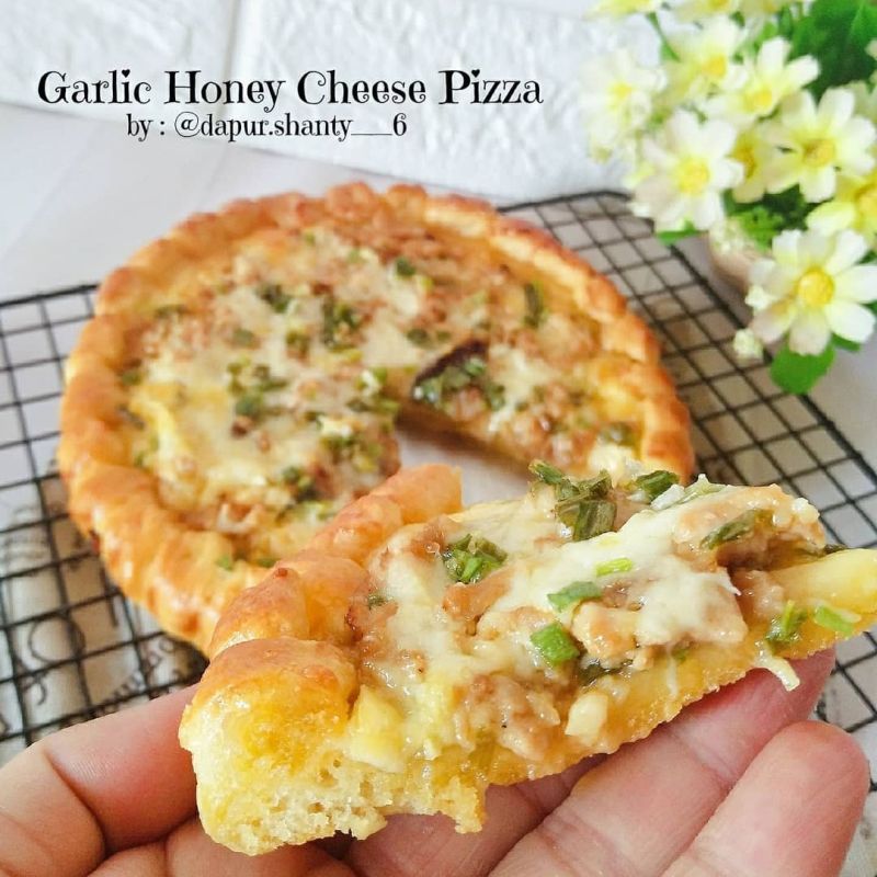 garlic-honey-cheese-pizza