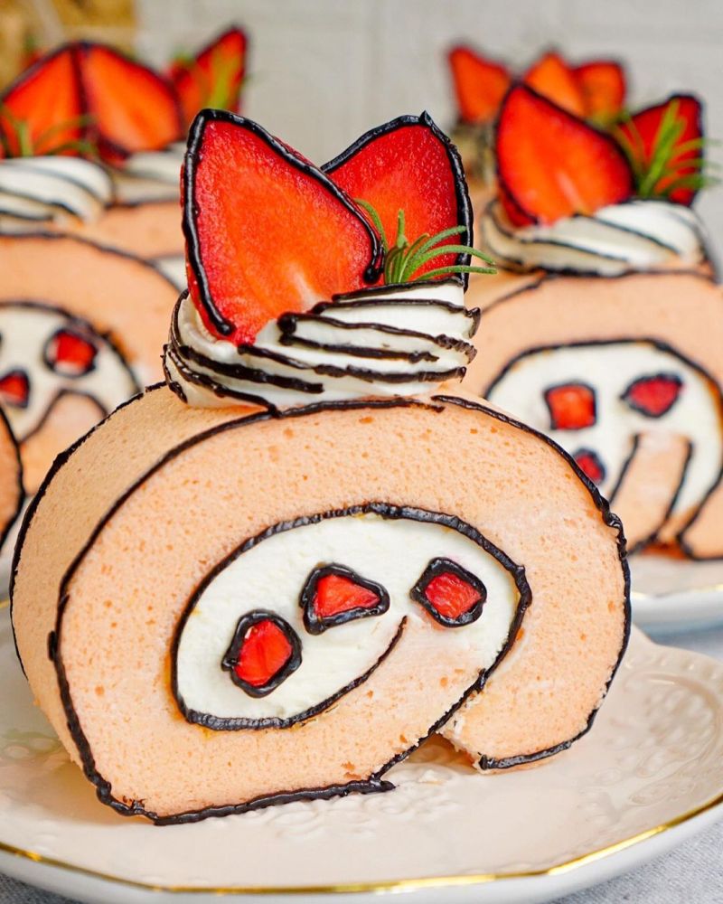 strawberry-comic-roll-cake
